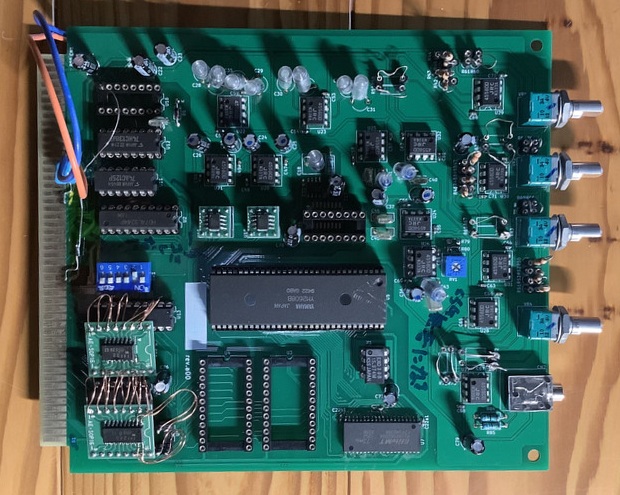 作りかけの C バス音源基板の写真